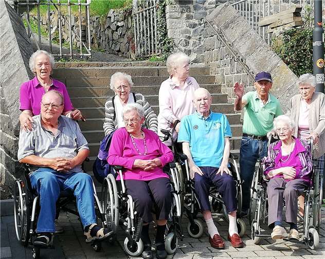 Einen wunderschönen Sommernachmittag erlebten die Kempenicher Senioren bei ihrem Ausflug nach Nürburg. privat