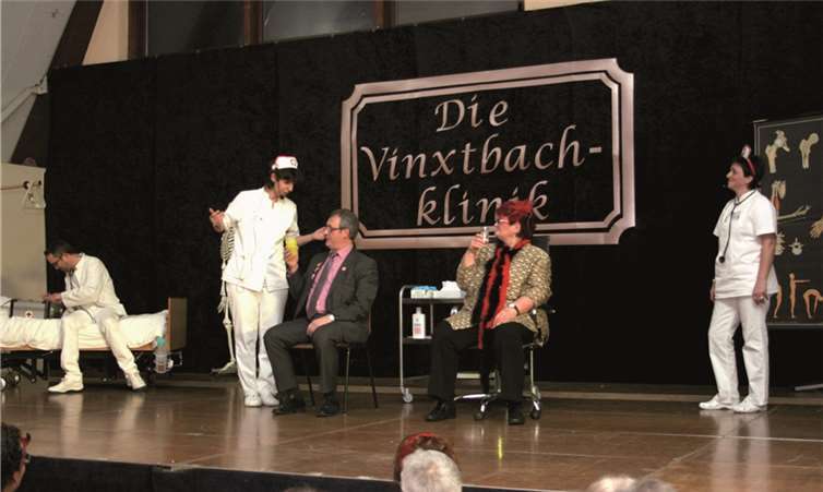 Einer Spontanuntersuchung in der Vinxtbachklinik mussten sich Ortsbürgermeister Hans Dieter Felten und Obermöhn Anneliese Schmitt unterziehen.