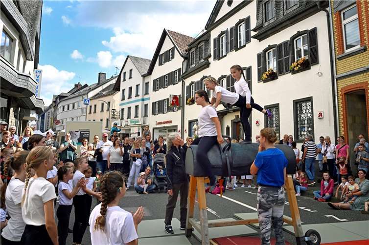 Einer der Besuchermagneten beim Heimatfest in Adenau, die Darbietung der Voltigierer des TuWi. Fotos: BURG