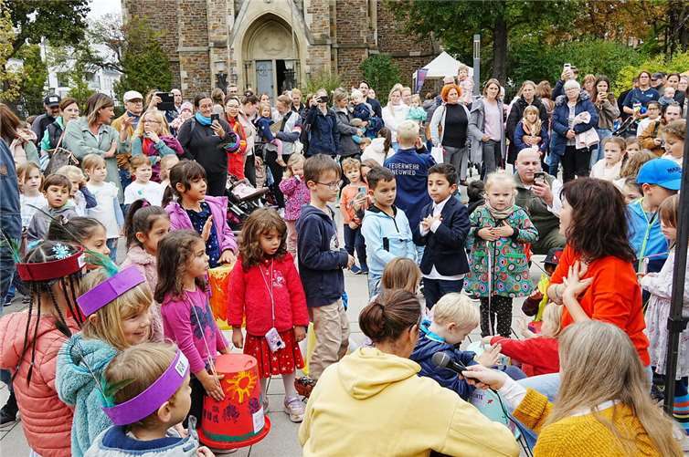 Einer der Höhepunkt des Fests war das Kinderechte Lied. Die Strophen waren in den beteiligten Kitas entstanden.