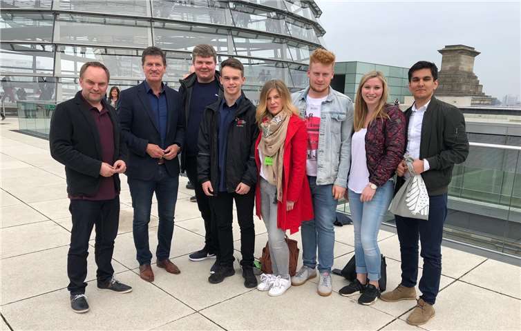 Einer der Höhepunkte der Fahrt war der Besuch des Reichstags, wo die jungen Sozialdemokraten den Bundestagsabgeordneten Detlev Pilger (2. v. l.) zum Gespräch trafen.  privat