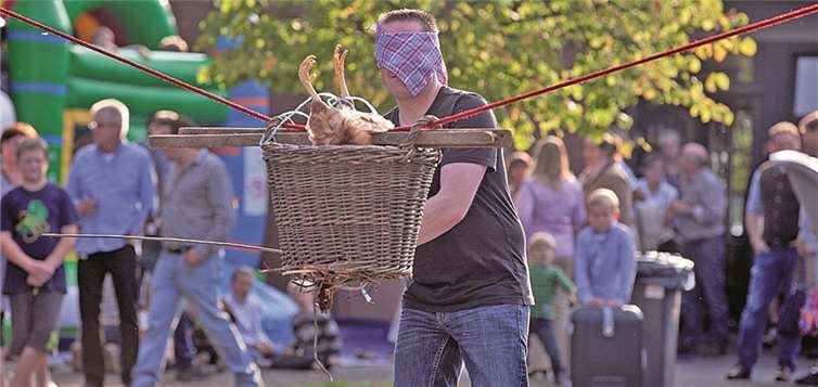 Einer der Höhepunkte der Straßfelder Kirmes ist in jedem Jahr das Hahneköppe, das noch mit echten Hähnen vonstatten geht. Jost