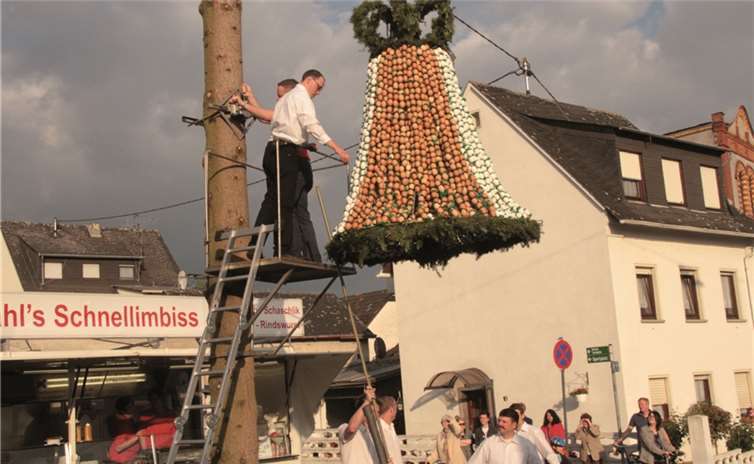 Einer der Höhepunkte der Weitersburger Kirmes: das Aufhängen der Krone mit rund 4.000 ausgeblasenen echten Hühnereiern. AND