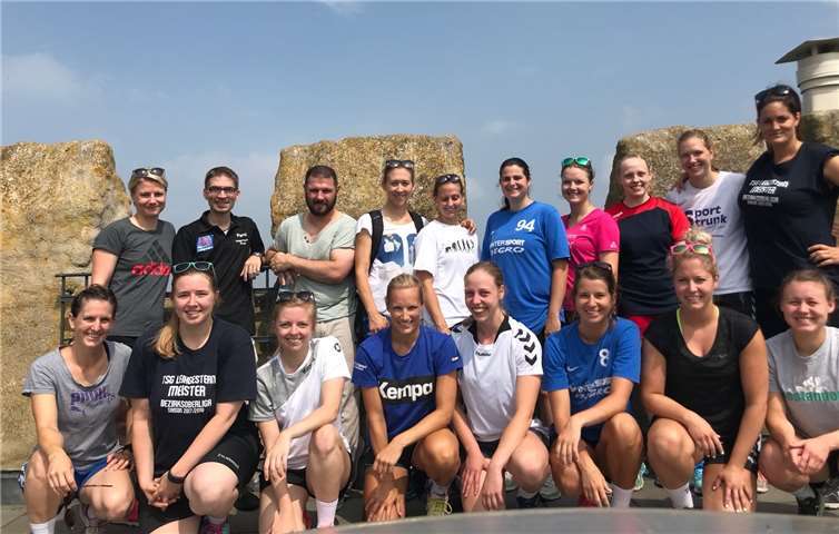Einer der Höhepunkte des Besuchs der Handballerinnen der TSG Leihgestern war die Wanderung zur Burg Olbrück, wo man vom Turm aus die wunderbare Aussicht genoss. privat