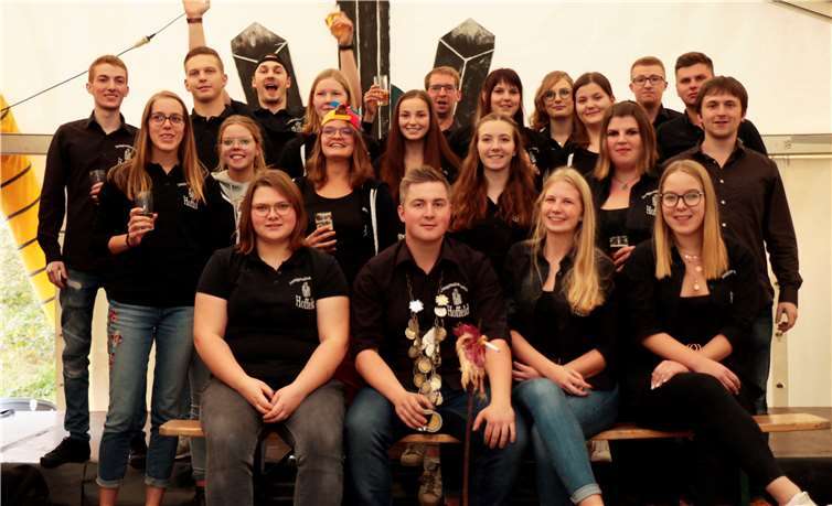 Einer der Höhepunkte des Festes ist am Montag das „Hahneköppe“. Beim festlichen Abschluss am Abend ließen die Junggesellen das Königspaar hochlebenFotos: SES