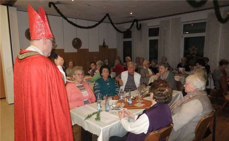 Einer der Höhepunkte des Nachmittags war der Besuch vom Nikolaus, der für jeden Gast ein kleines Präsent mitgebracht hatte.privat
