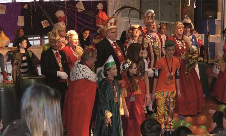 Einer der Höhepunkte des Schwerdonnerstags an der St. Thomas Realschule plus war der Besuch des Prinzenpaars Michael I. und Claudia II. mit Gefolge. privat