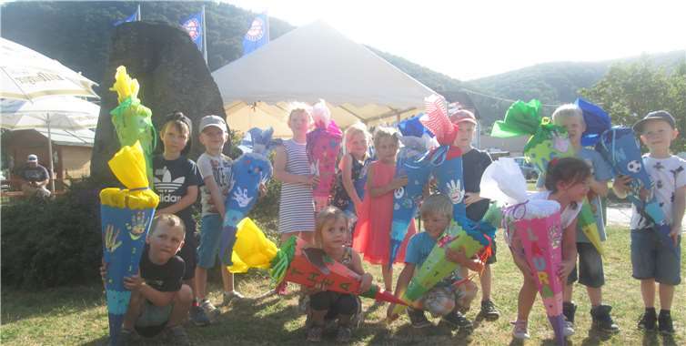 Einer der Höhepunkte eines aufregenden Tages: Die Kinder nahmen ihre Schultüten in Empfang. Foto: privat