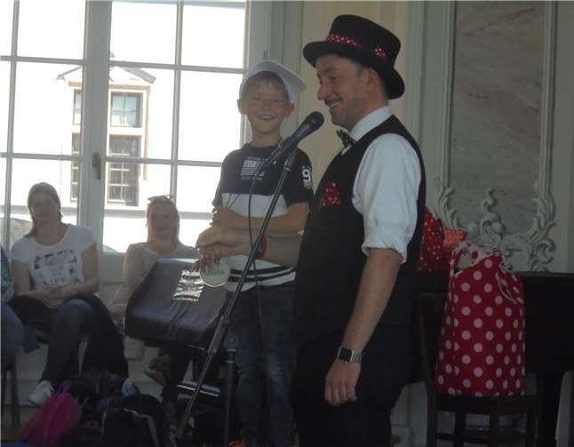 Einer der Kinder durfte bei der Zaubervorführung assistieren.