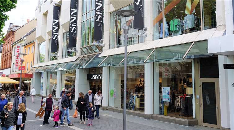 Einer der Magneten am verkaufsoffenen Sonntag war die lang erwartete Neueröffnung des Modehaus Sinn. Fotos: FF