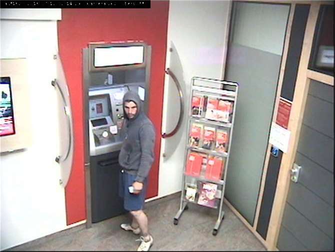 Einer der Täter wurde von einer Überwachungskamera fotografiert. Fotos: Polizei