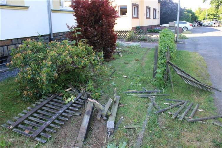 Einer der beschädigten Zäune.  Fotos: Kreispolizeibehörde Rhein-Sieg-Kreis