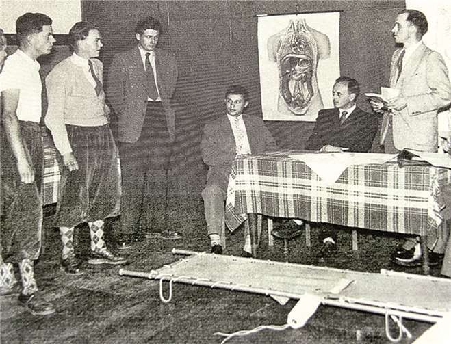 Einer der ersten „Erste Hilfe Kurse“ der Malteser in Meckenheim, 1965. Repro Stein