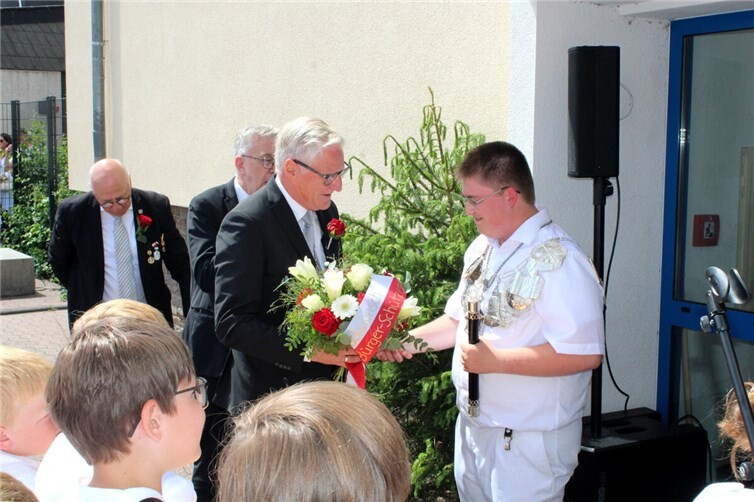 Einer der ersten Gratulanten war Bürgerschützen-König Dieter Zimmermann. Volle Konzentration beim Königsvogelschießen.