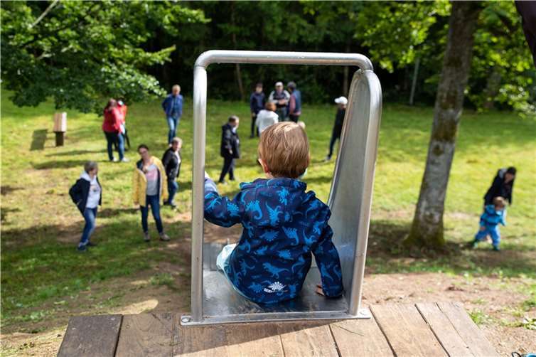 Einer der kleinen Gäste beim Ausprobieren der neuen Rutsche.