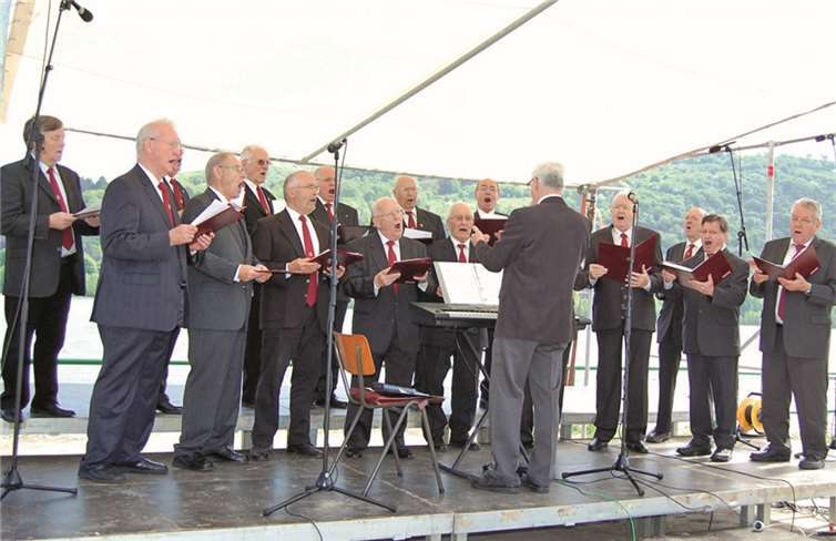 Einer der letzten konzertanten Auftritte der „Liedertafel“ beim Hafenfest, Pfingsten 2013, in Brohl-Lützing. FA
