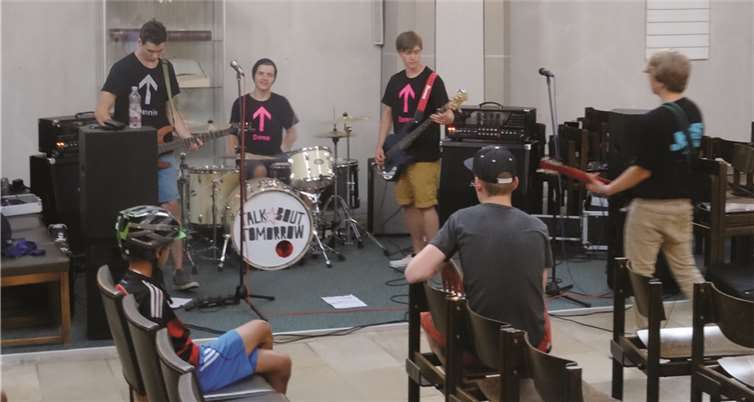 Einer der musikalischen Höhepunkt des Gemeindefestes: Die Rockband „talk about tomorrow“ in der Christuskirche. privat