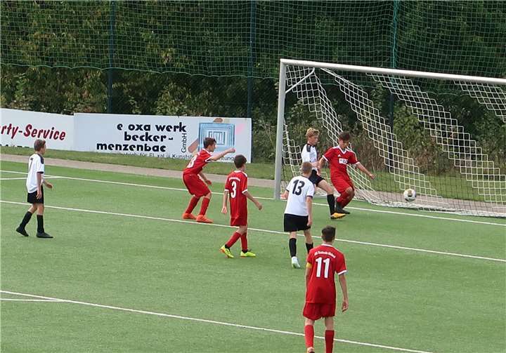 Einer der sechs Torschüsse zum 6:1 Endstand.A. Lück