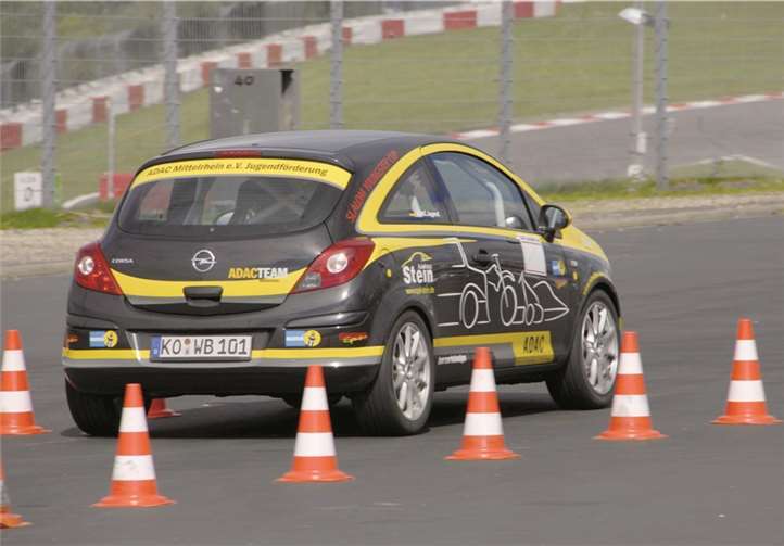 Einer der seriennahen Opel Corsa, die mit einem geänderten Fahrwerk sowie Überrollkäfig, Rennsitz und Renngurten ausgestattet sind und für den Automobil-Slalom verwendet werden.