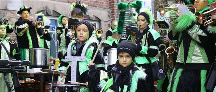 Einer der vielen Auftritte für die Bad Emser Guggemusiker – der Rathaussturm von EKG und Prinzenpaar. -WW-Willi Willig