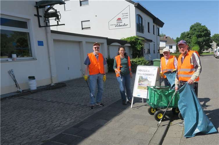 Einer der vier Startpunkte war vor dem Quartiersbüro im Buchenweg 6.  Foto: Andreas Fischer