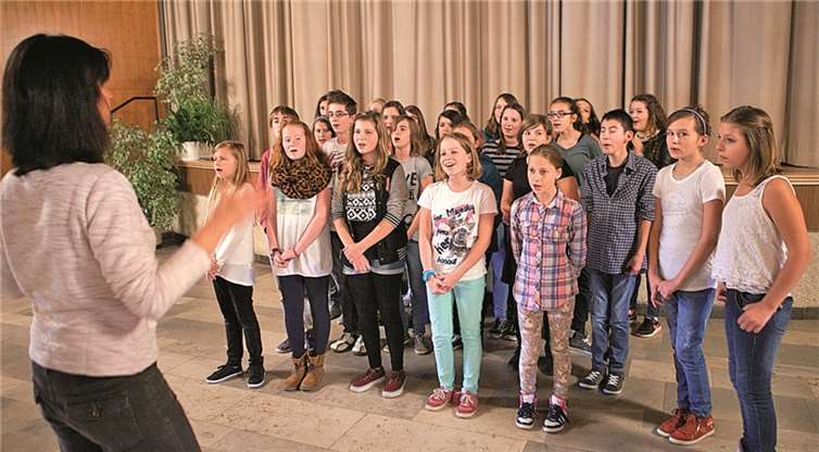 Einer der zahlreichen Auftritte bei der Jubiläumsfeier zum 50-jährigen Bestehen der Tomburg-Realschule Rheinbach war die Gesangseinlagen des Schulchores unter Leitung von Birgit Wortmann. JOST