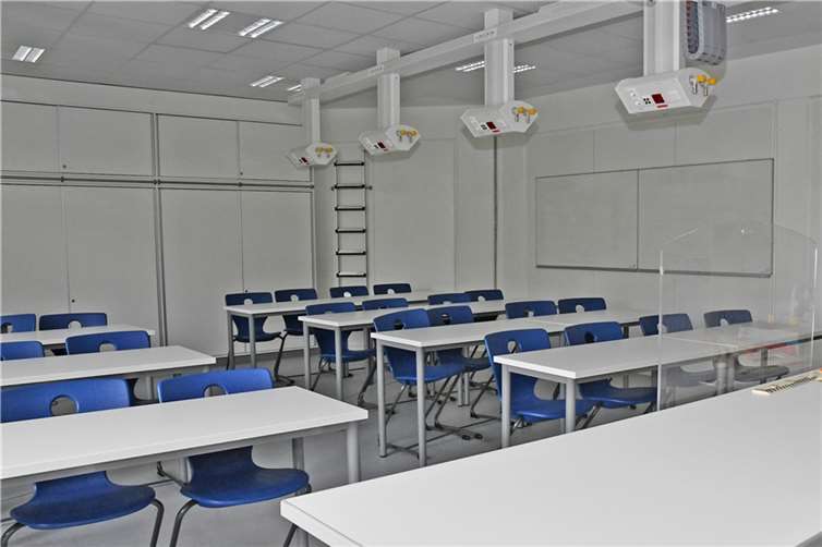 Einer der zehn sanierten naturwissenschaftlichen Fachräume mit dem neu installierten Deckenversorgungssystem zur multifunktionalen Nutzung der Räume.