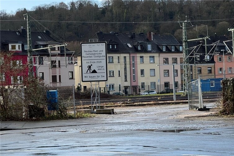 Einer der zukünftigen Zugänge vom Rauental aus kommend ist bereits durch das Baustellenschild sichtbar. 