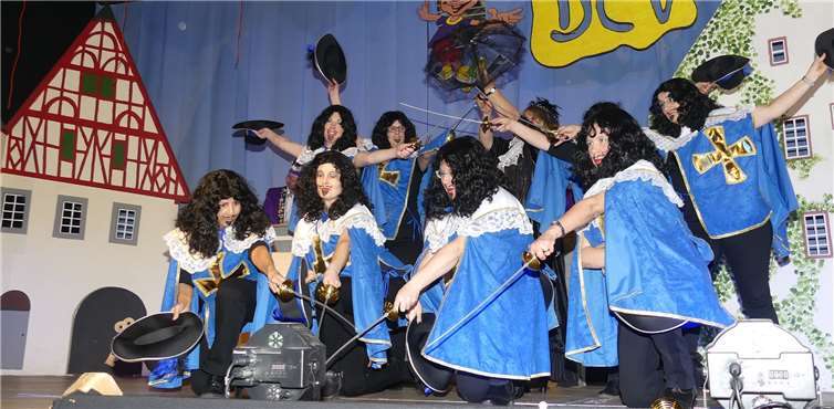 „Einer für alle – alle für Einen!“ Die Fankeler Möhnenpräsentierten sich als Musketiere mit Mantel und Degen live on stage