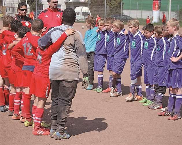 Einer für alle, alle für einen - die E-Jugend-Spieler des SV Rot-Weiß Merl II behielten klar die Oberhand.privat