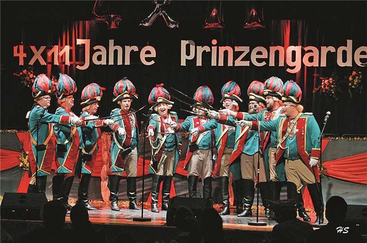 „Einer für alle, alle für einen“ lautete die tolle Darbietung der Prinzengardisten zum Abschluss der Jubiläumsveranstaltung.