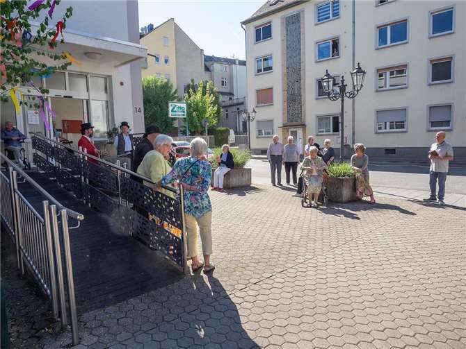 Einer nun schon mehrjährigen Tradition folgend stellte die Bürgerinitiative „Unsere Altstadt“ zusammen mit dem Verein der „Freunde des Garten Herlet“ Maibäume in der Koblenzer Altstadt. Foto: Hermann Schäfer
