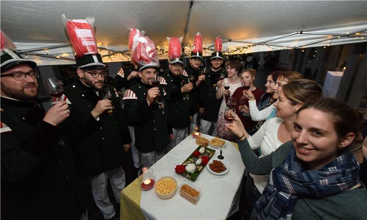 Einer uralten Tradition folgend werden die Schützen in der Altstadt von Ahrweiler von den Bürgern bewirtet – in diesem Jahr an über 150 Ständen.  FIX
