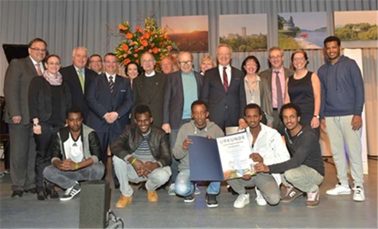 Einer von drei Sonderpreisen „Zukunftspreis Heimat 2015“ wurde für das beispielhafte ehrenamtliche Engagement im Zusammenhang mit der Betreuung der Neubürger aus Syrien und Eritrea verliehen. Foto Seydel
