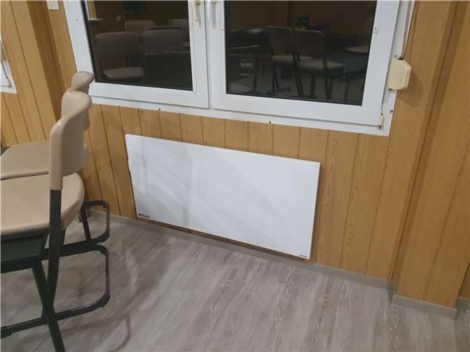 Einer von insgesamt sechs neuen Infrarotheizkörpern im Vereinsheim von Kürrenberg. Foto: Boris Marx/ Stadt Mayen