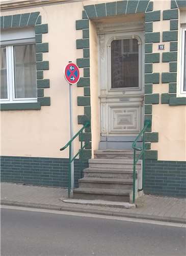 Einer von mehreren Gefahrenpunkten: Mitten in der gefährlichen S-Kurve vor der Kirche in Ersdorf werden Rollatoren-Nutzer und Kinderwagen vom Gehweg auf die Straße gezwungen. Dieser Zustand besteht seit Jahrzehnten und wurde nicht behoben. Foto: J. B.