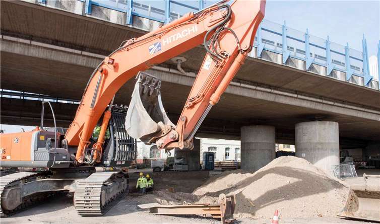 Einerseits muss zügig gearbeitet werden, andererseits ist wegen der geringen Brückenhöhe äußerste Vorsicht beim Bewegen des Baggers nötig. privat
