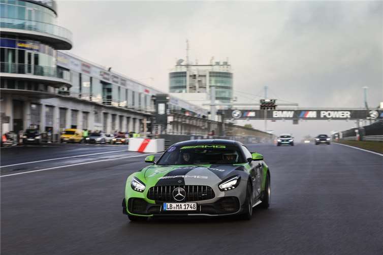 Eines der Fahrzeuge auf der Strecke: Der Mercedes-AMG GT R PRO des Nürburgrings. Auch die Rennstrecke und Boxenanlage wird unentgeltlich zur Verfügung gestellt. Foto: Patrick Funk