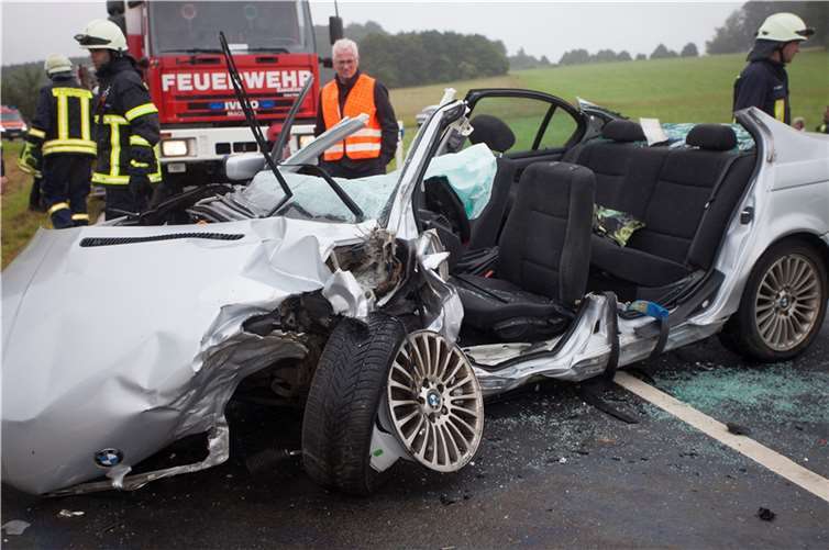 Eines der Fahrzeuge nach dem Frontalzusammenstoß. Foto: WinklerTV