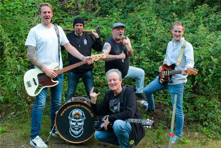 Gemeinsam feiern für Kinder- und Jugendsport Eines der Highlights von „Woodstock 56“: die Hard-Rock-Cover-Band „Stone Pit Miners“. Die Band Mitglieder (v.l.): Manu Stein (Siegburg, Bass), Uv Marx (Vettelschoß, Schlagzeug), Ralf Böhnke (Rheinbach, Gitarre), Joe Siegmund (Kasbach-Ohlenberg, Gesang) Nils Hollstein (Bonn, Gitarre).Fotos: Harald Stoffels