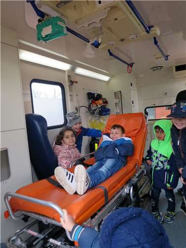 Eines der Highlights war für die Vorschulkinder das Probeliegen im Rettungswagen. Quelle: Stadt Meckenheim