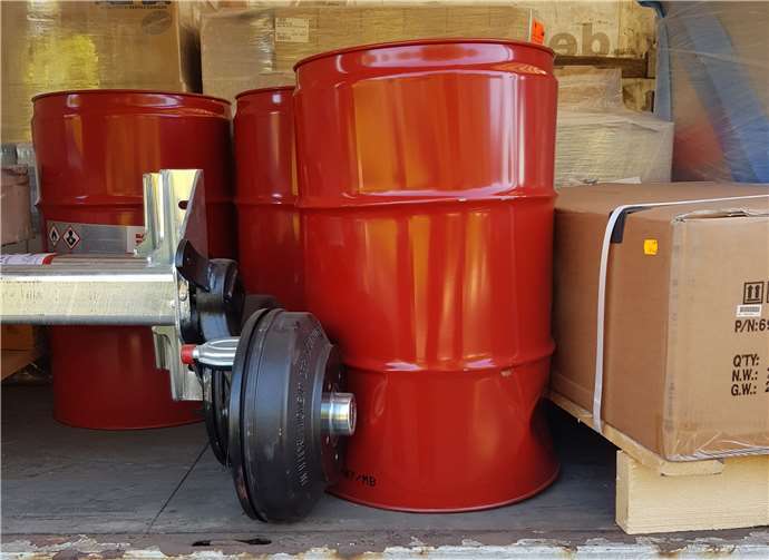 Eines der Stahlfässer wurde stark beschädigt.