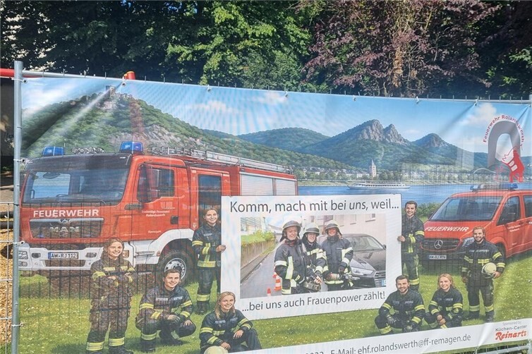 Eines der Werbebanner, hier mit dem Frauenmotiv