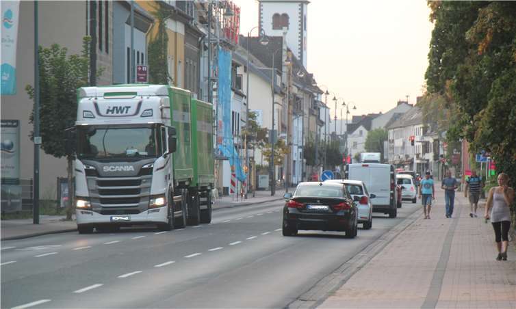 Eines der dringendsten Probleme der Quellenstadt ist die Verkehrsberuhigung der B9 innerorts.Fotos: KMI