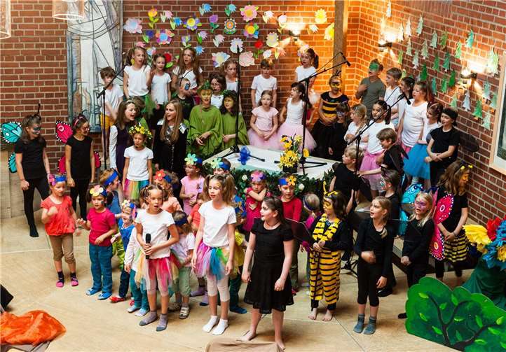 Eines der größten Projekte, an denen zurzeit gearbeitet wird, ist das Musical, das die Kinder im Grundschulalter im nächsten Sommer zur Aufführung bringen wollen. Bereits 2017 hatten die Chöre ein Kindermusical auf die Bühne gebrachtprivat