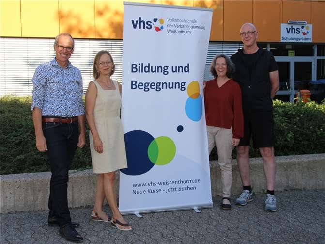 Eines der neuen Angebote im aktuellen Programm der VHS der Verbandsgemeinde Weißenthurm ist ein Fitnesskurs für Ältere, den der ebenfalls neu gewonnene Dozent Hans-Werner Holz (rechts) zum ersten Mal anbietet. Zum Semesterauftakt waren VHS-Leiter Sven Normann (links), die für den Gesundheitsbereich zuständige Mitarbeiterin Silke Göbel (2. von links) und die neue pädagogische Leiterin der VHS, Claudia Hauck (2. von rechts) zum Schulzentrum Mülheim-Kärlich gekommen. Foto: VG Weißenthurm / Katharina Demleitner