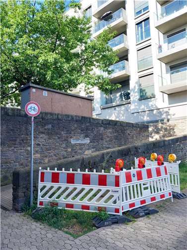 Eines der neuen Fahrradverbotsschilder an der An- und Abfahrt. Foto: Jürgen Potratz