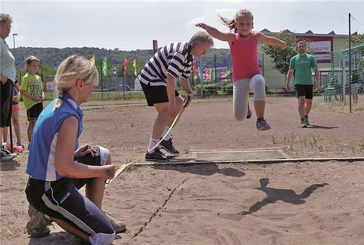 Eines der wenigen Kinder beim Weitsprung.