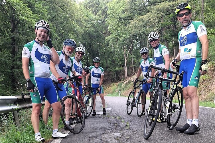 Eines von drei Kontroll-Teams der Equipe EuroDeK, die ab 1. April im Rahmen eines Modellprojektes Straßenschäden an die zuständigen Behörden melden, die dann schnell beseitig werden müssen.