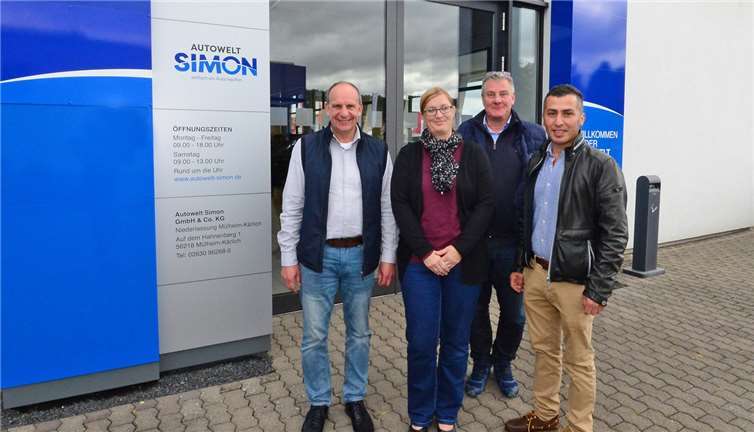 „Einfach ein Auto kaufen“, so der Slogan der Firma und hierfür stehen auch die Mitarbeiter gerne ein. (v.li.) Michael Tutas (Filialleiter), Simone Pietsch (Verwaltung), Torsten Werner (Verkaufsberater) und Kawa Sabri (Fahrzeugaufbereitung).